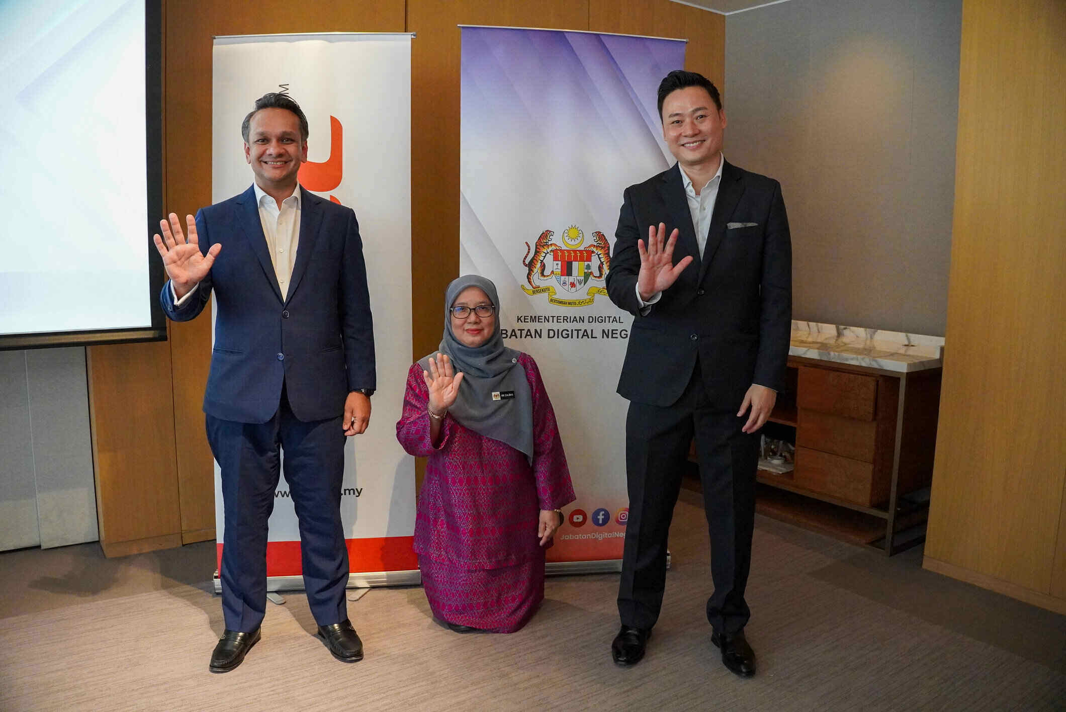 L-R: Chief Executive Officer, Malaysia Digital Economy Corporation, Anuar Fariz Fadzil, Director General of Jabatan Digital Negara (JDN), Ts. Nik Zalbiha Binti Nik Mat and Managing Director of Synapze Sdn Bhd, Andrew Tai