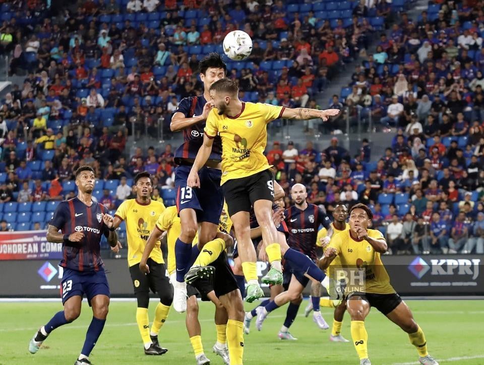 Pemain JDT, Park Juenhong, berdepan asakan pemain Negeri Sembilan FC ketika cuba melakukan jaringan pada minit pertama perlawanan Liga Super Malaysia 2025/26 antara JDT dan Negeri Sembilan FC di Stadium Sultan Ibrahim.