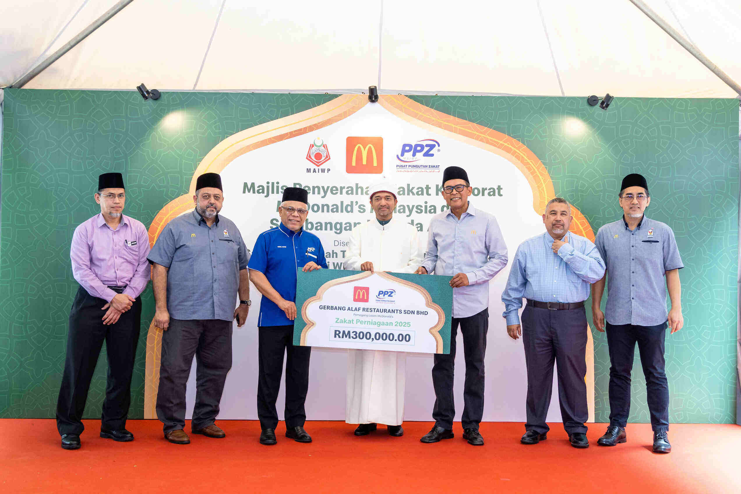 McDonald’s Malaysia menyerahkan mock cheque bernilai RM300,000 sebagai simbolik penyerahan zakat kepada PPZ-MAIWP.