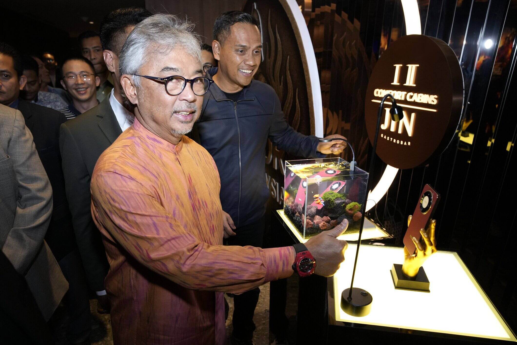 Sultan of Pahang, Al-Sultan Abdullah Ri’ayatuddin Al-Mustafa Billah Shah, gave thumbs up to the HONOR X9d 5G while attending Legasi: Bomba The Movie exclusive preview.