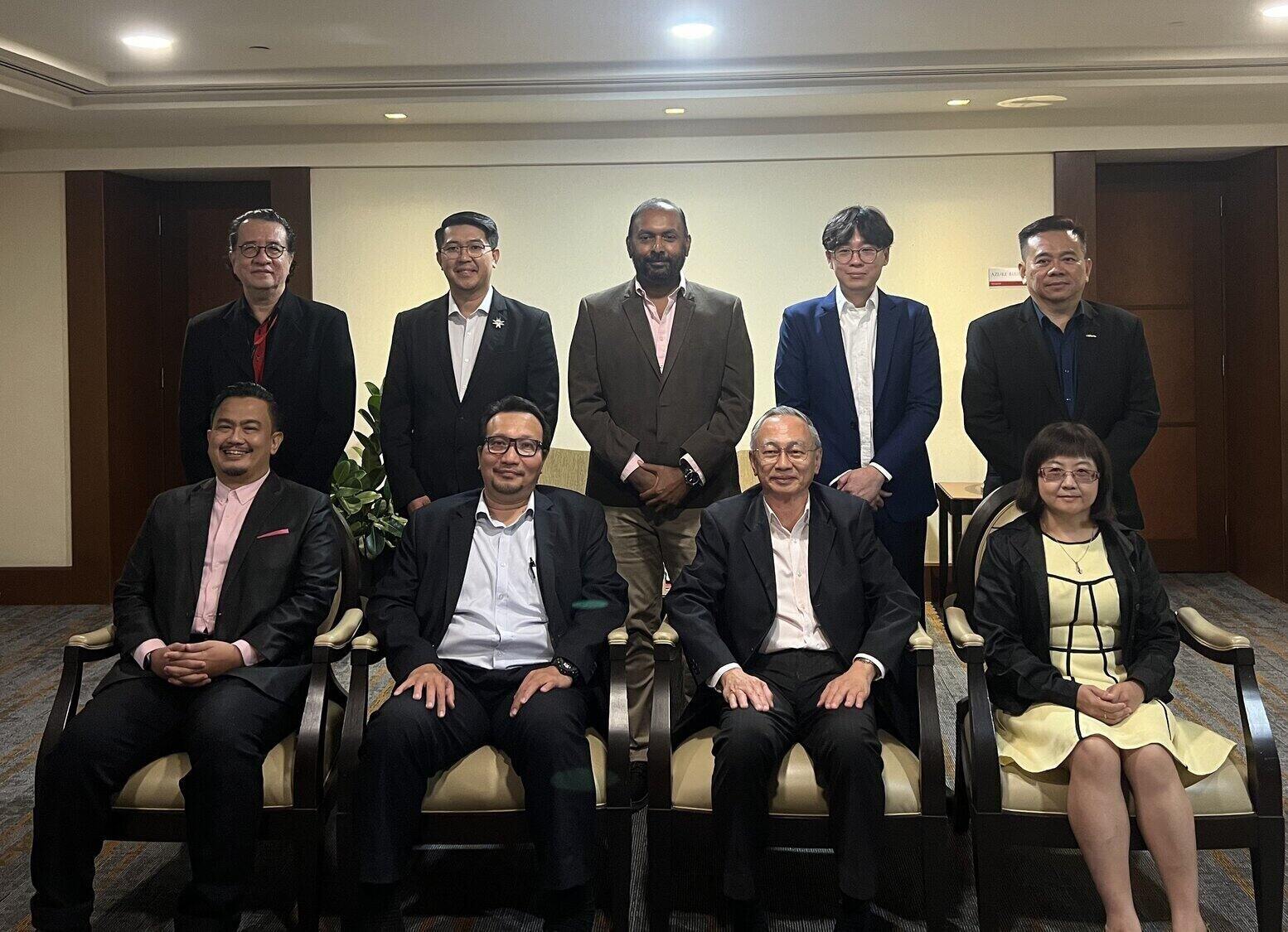[Front L-R] Ar. Sarly Adre Sarkum, former president of PAM, Dato’ Muhamad Nahar, Deputy Director of KPKT, Sr Wong Kok Soo, Member of PEPS, Ester Goh, Senior Manager of Nippon Paint Malaysia [Back L-R] Ar. Axxu Hoi Jung Wai, Member of PAM, PMGR SR Nageswaran Muniandy, Member of MIPFM, Aaron Ang, Senior Manager of Nippon Paint Malaysia, Sr Steven Pang Ching Chooi, Chairperson of Board of Building Management, RISM