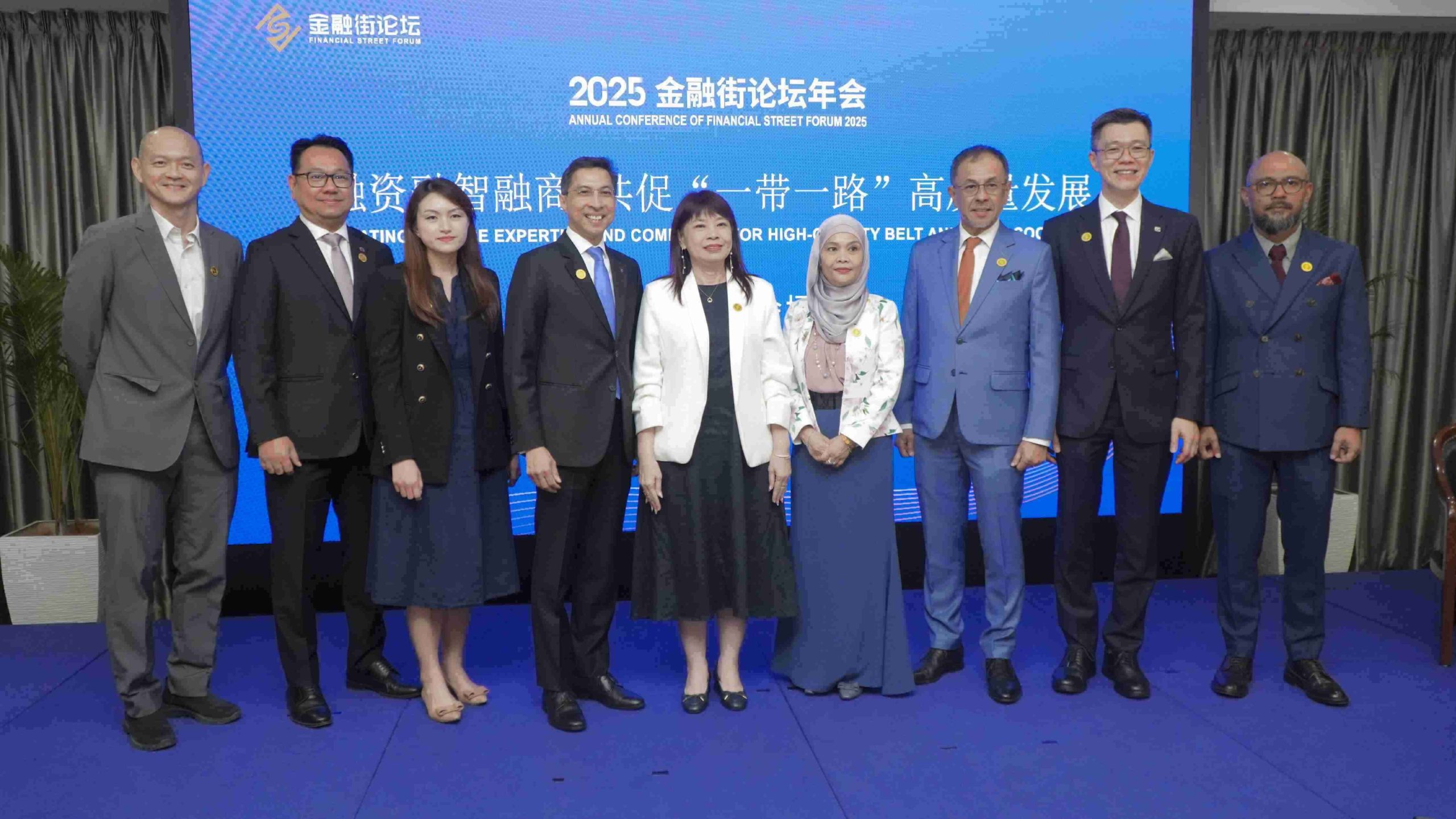 From left to right: Dr Ong Kian Ming, Adjunct Professor at Taylor’s University and former Deputy Minister of International Trade and Industry Malaysia; Encik Khairi Shahrin Arief Baki, Deputy CEO of CGS MY; Stephanie Tan, Director of Group Commercial & Market Coverage, Bursa Malaysia; Dato’ Fad’l Mohamed, CEO of Bursa Malaysia; YB Lim Hui Ying, Deputy Minister of Finance Malaysia; Puan Azizah Mohd Yatim, CEO of CGS MY; Datuk Sr. Akmal Ahmad, Group Managing Director of JLG; Mr Alan Inn, DCEO of CGS MY; and Encik Ahmad Fadzli Zainudin, Chief Strategy Officer of JLG at the Kuala Lumpur Parallel Forum