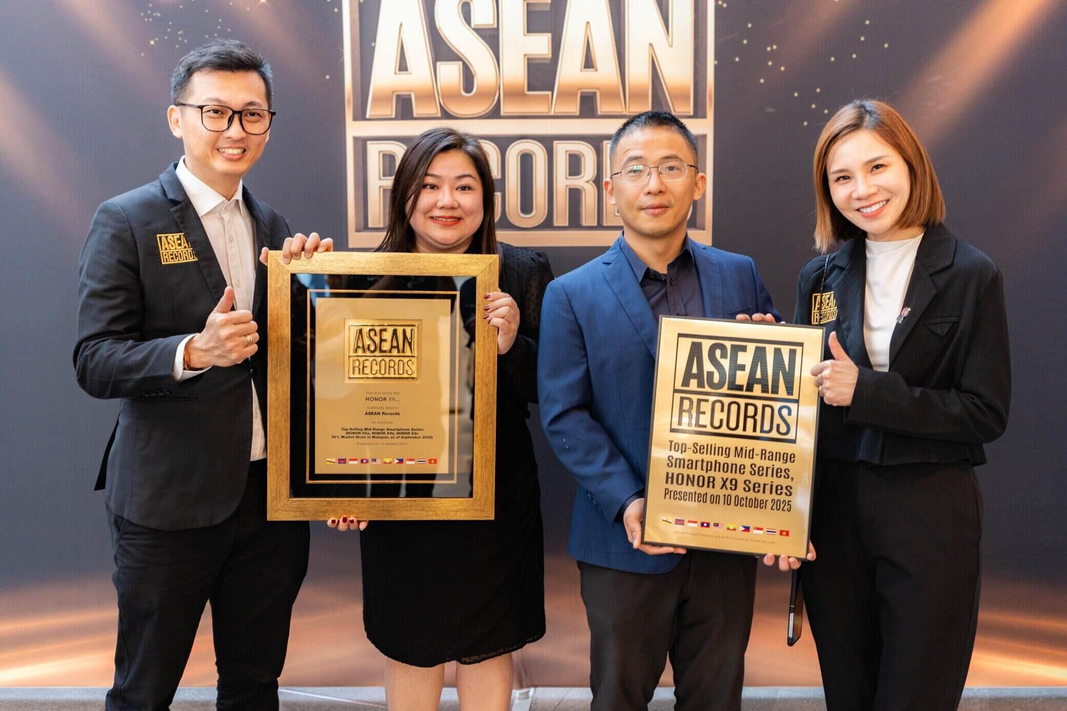 Gillian Ooi (kanan) dan Eldrick Koh (kiri), Pengarah Urusan ASEAN Records bersama Tan Pei Ling (dua dari kiri), Ketua Jualan Saluran HONOR Malaysia serta Pengarah Pemasaran HONOR Malaysia, Victor.