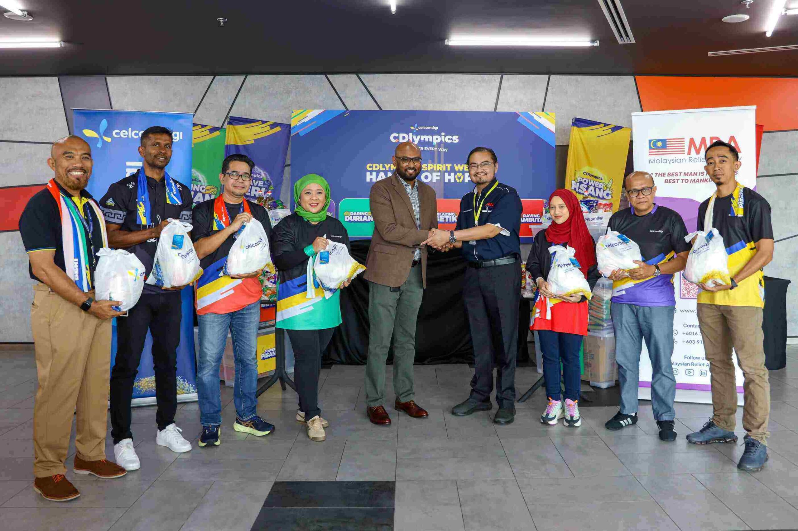 CelcomDigi menyerahkan bekalan keperluan asas rumah kepada Agensi Penyelamat Malaysia (MRA) – (Tengah kiri ke kanan) Ketua Hal Ehwal Korporat CelcomDigi, Joachim Rajaram dan Ketua Pegawai Eksekutif MRA, Dr. Shahrizal Azwan Samsudin.