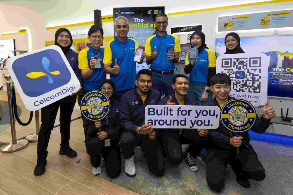 Centre left and right - Acting CEO, Albern Murty, and Chief Consumer Business Officer, Praveen Rajan, with CelcomDigi Champions at the new all-in-one CelcomDigi app launch today.