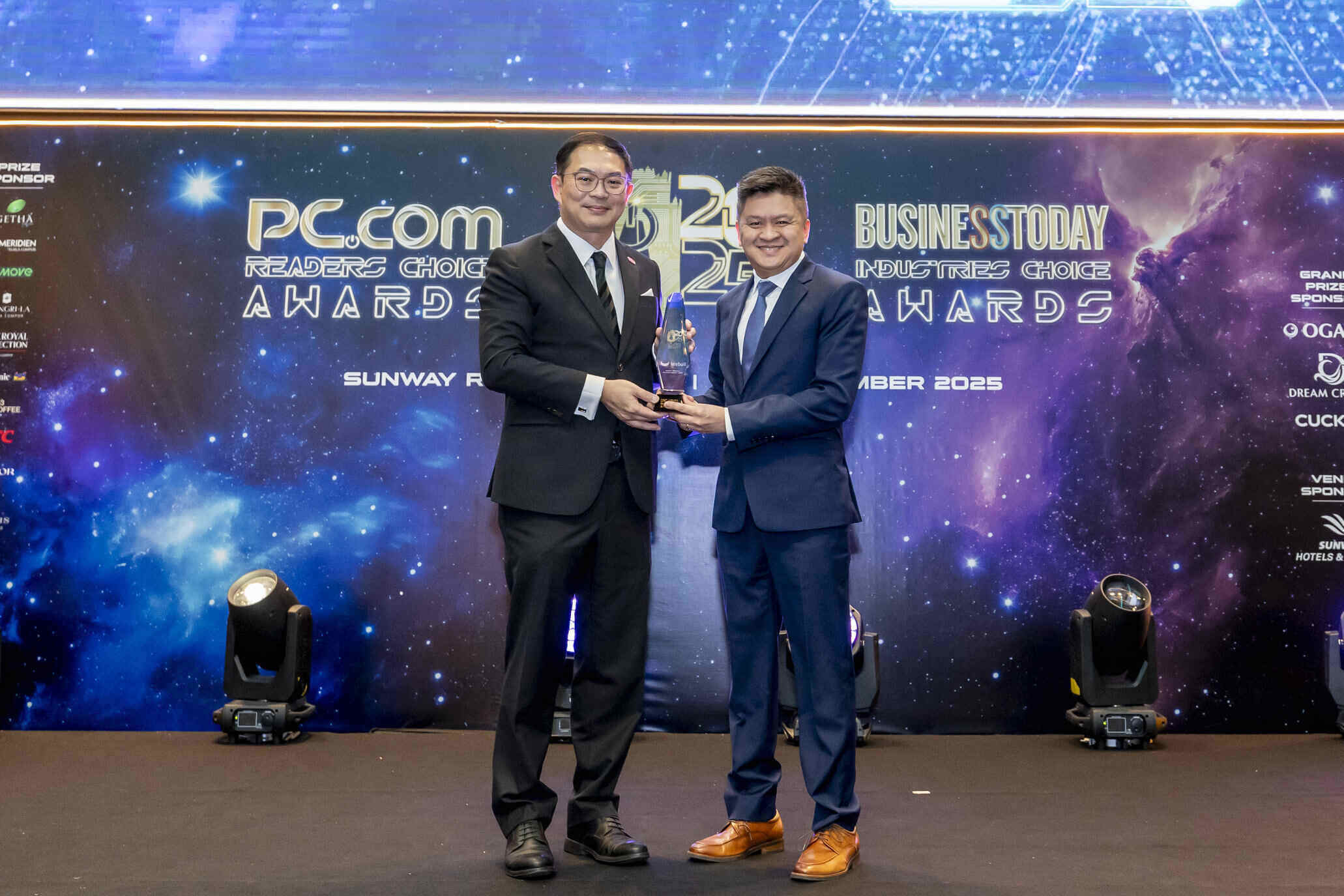 Kenneth Chan, Ketua Pegawai Eksekutif Webull Malaysia (kanan), menerima Anugerah Aplikasi Pelaburan Runcit Terbaik pada PC.com Readers’ Choice Awards 2025.