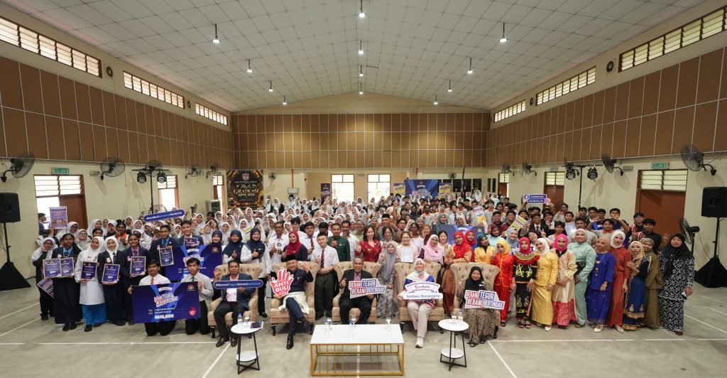 Sesi bergambar beramai-ramai melibatkan para peserta dan guru yang menjayakan program Kempen Anti-Buli Gardenia