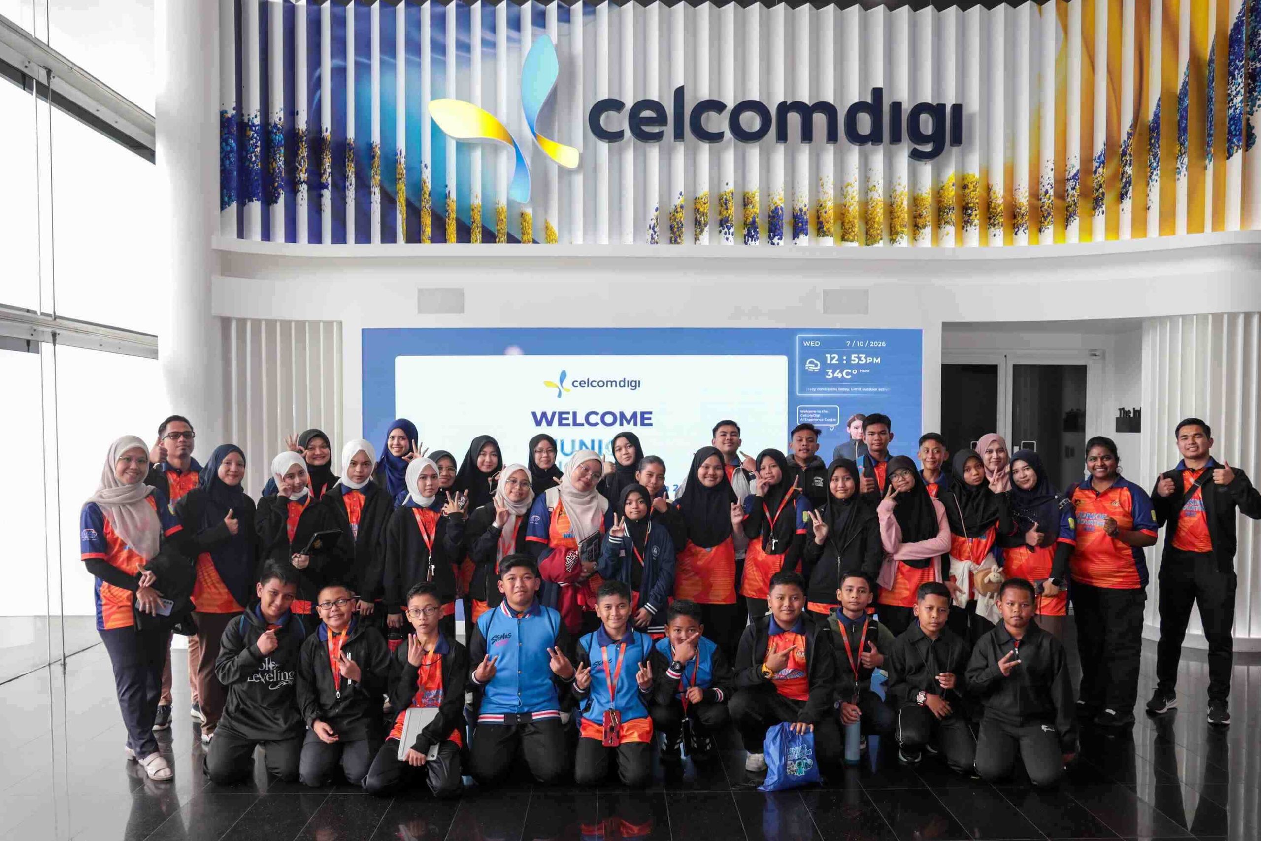 Sekumpulan pelajar dan peserta bergambar di bangunan CelcomDigi sempena bengkel AI bagi program Junior Innovathon 2026