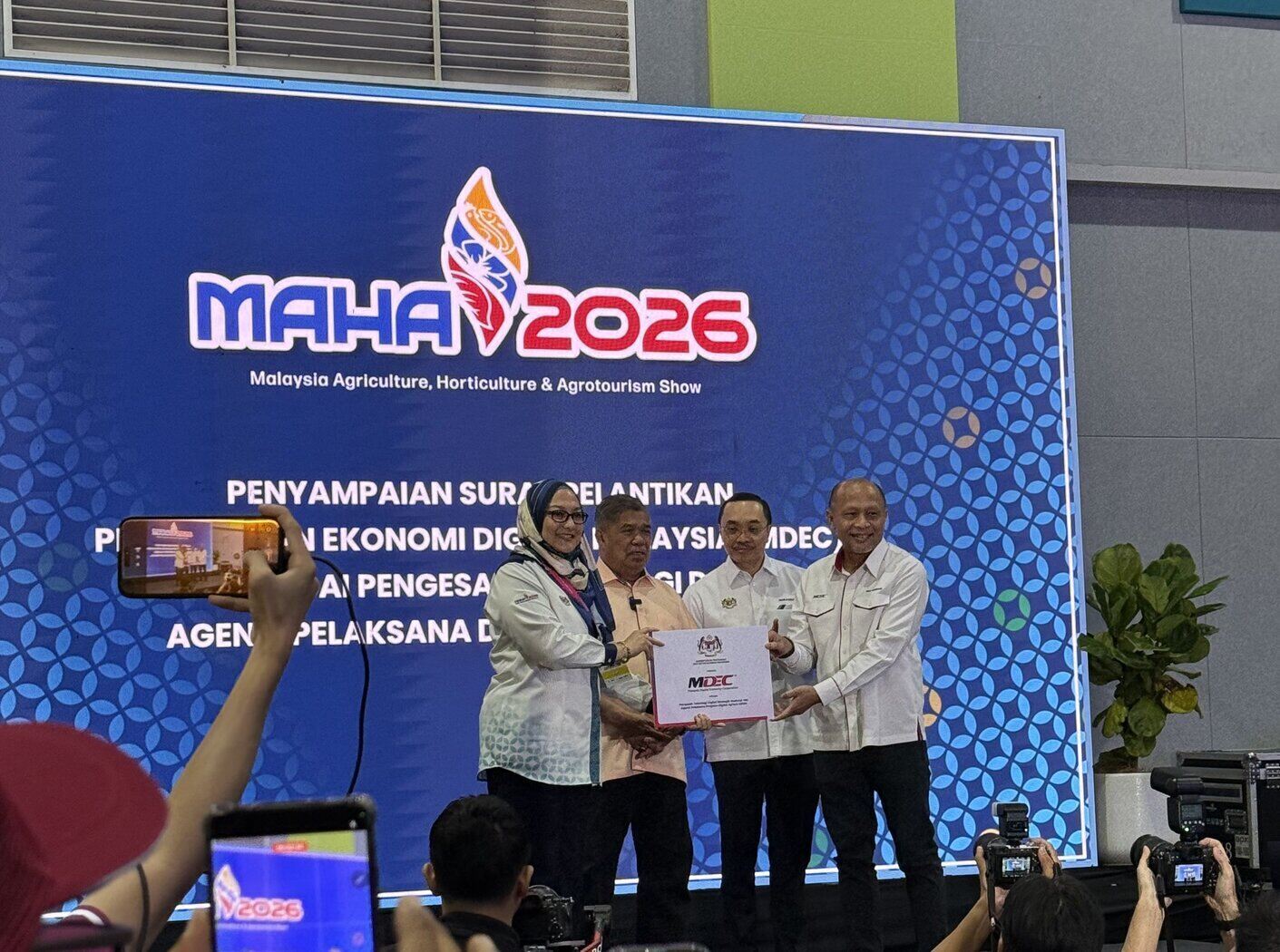 Menteri Pertanian dan Keterjaminan Makanan, Datuk Seri Mohamad Sabu menerima surat pelantikan rasmi pada majlis pelancaran i-AGRI di atas pentas MAHA 2026